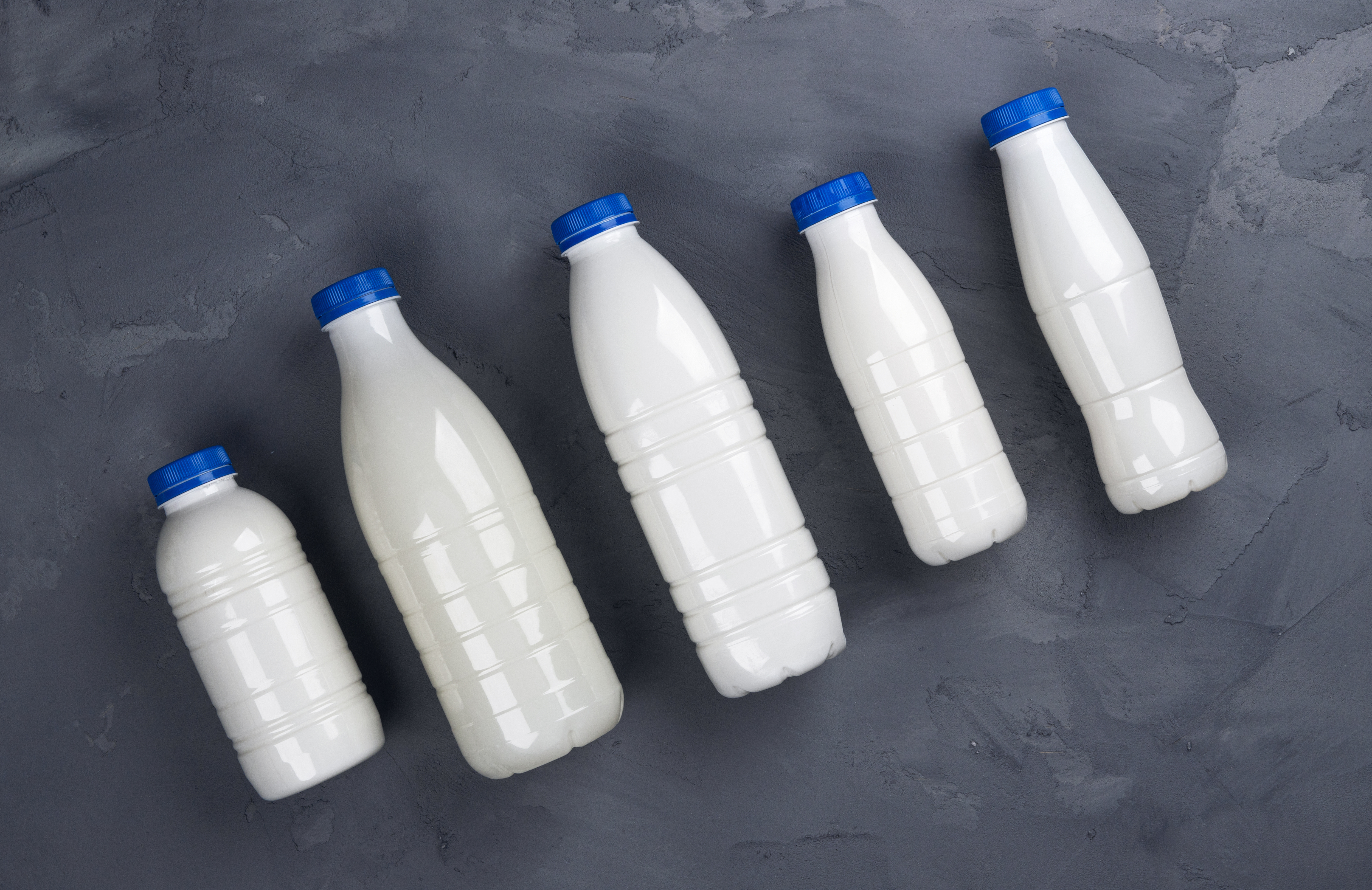 Des bouteilles de lait se laissent griser par le PET opaque